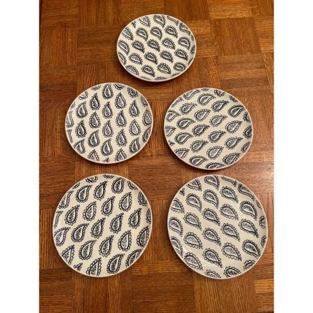 Pottery Barn blue leaf patterned plate set (5)